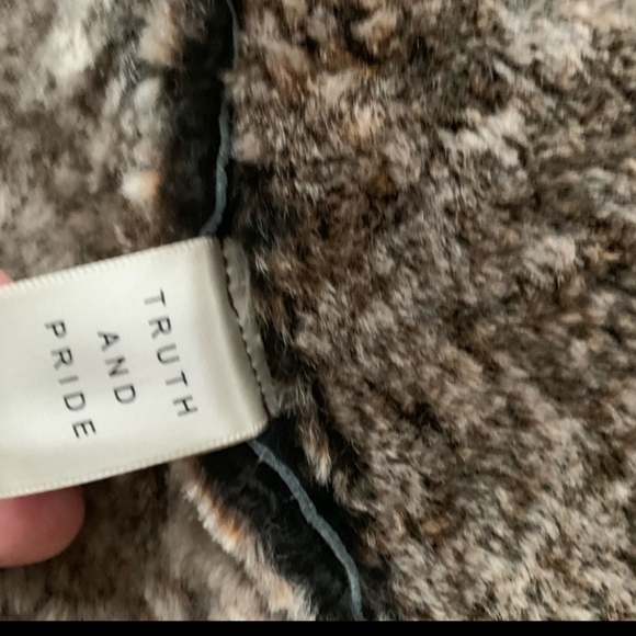 Truth and Pride shearling vest - Picture 3 of 4